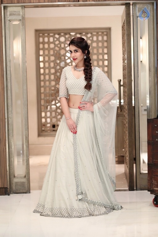 Raashi Khanna Latest Gallery - 10 / 21 photos