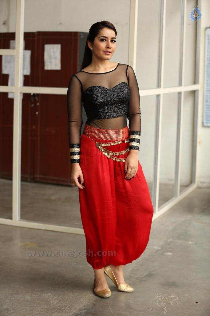 Raashi Khanna Latest Gallery - 12 / 21 photos