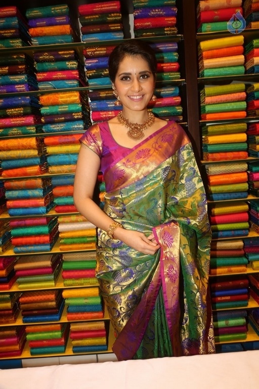 Raashi Khanna Latest Photos - 32 / 35 photos