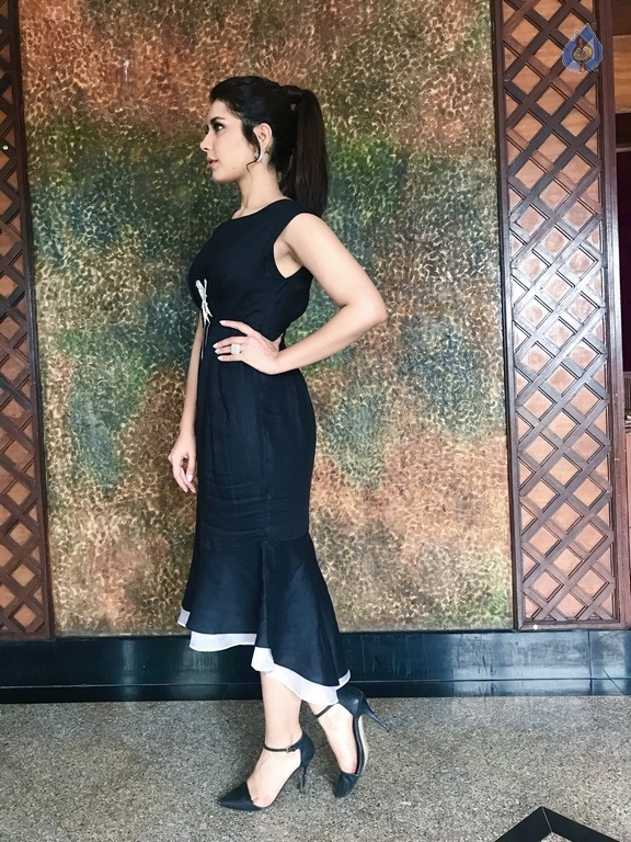 Raashi Khanna Latest Photos - 11 / 17 photos