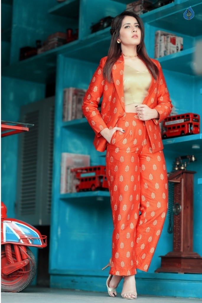 Raashi Khanna Latest Photos - 5 / 8 photos