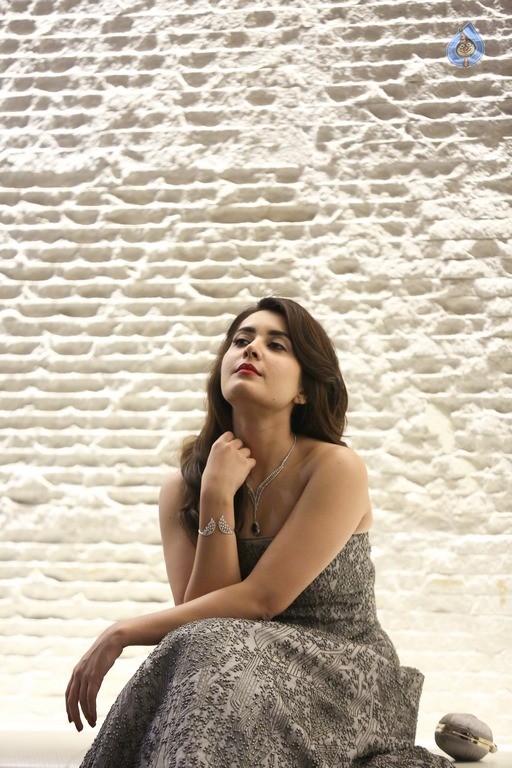 Raashi Khanna Latest Photos - 6 / 9 photos
