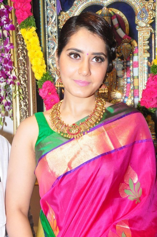 Raashi Khanna New Pics - 24 / 40 photos