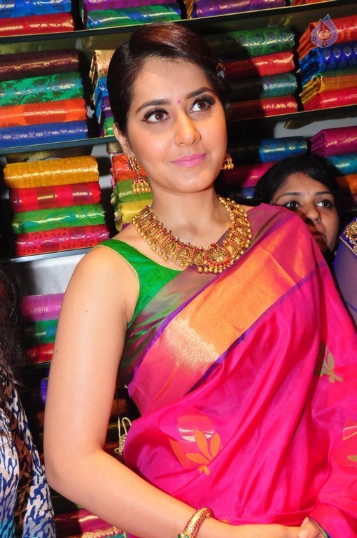Raashi Khanna New Pics - 25 / 40 photos