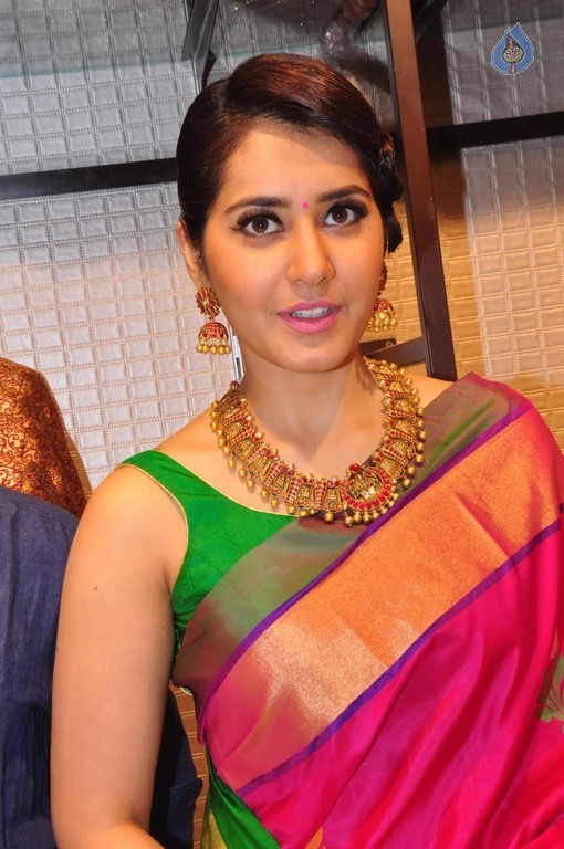 Raashi Khanna New Pics - 27 / 40 photos