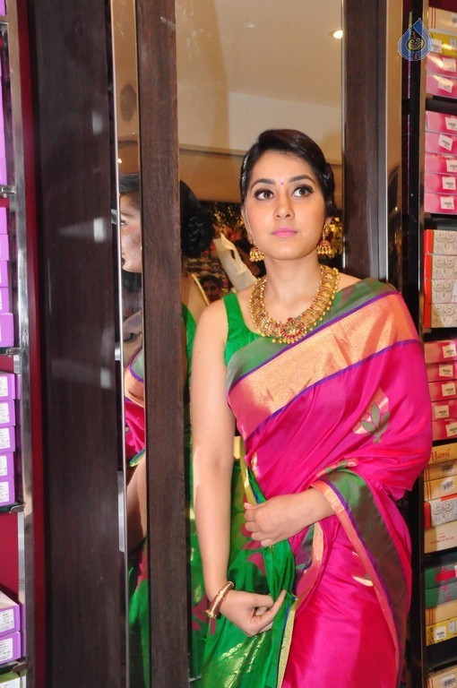 Raashi Khanna New Pics - 30 / 40 photos