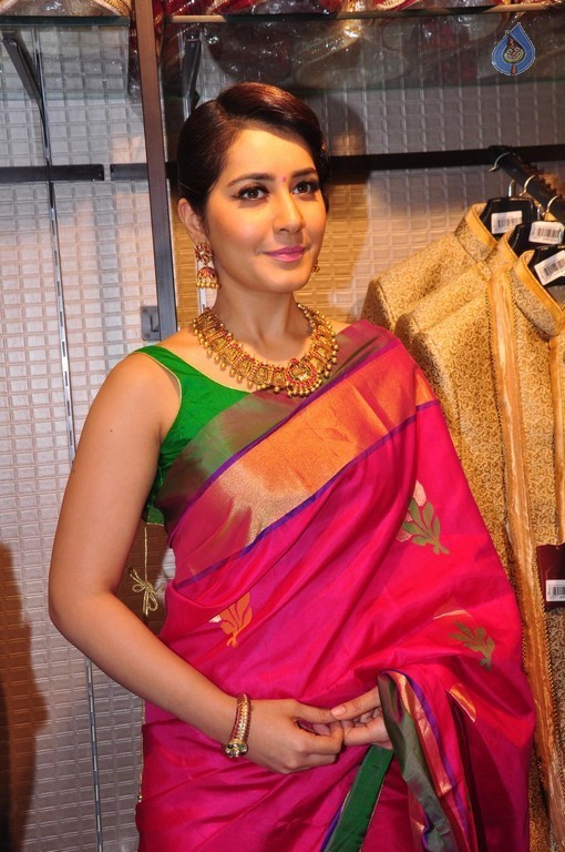 Raashi Khanna New Pics - 34 / 40 photos