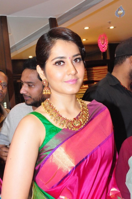 Raashi Khanna New Pics - 37 / 40 photos