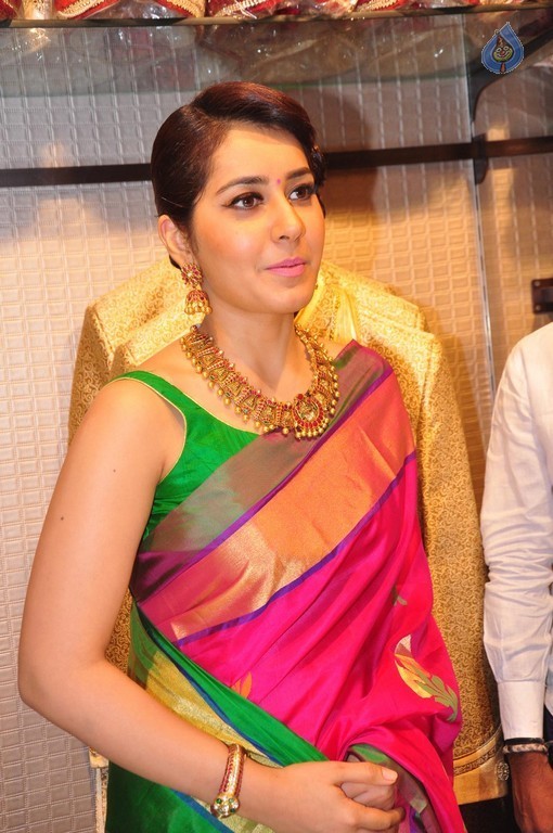 Raashi Khanna New Pics - 39 / 40 photos