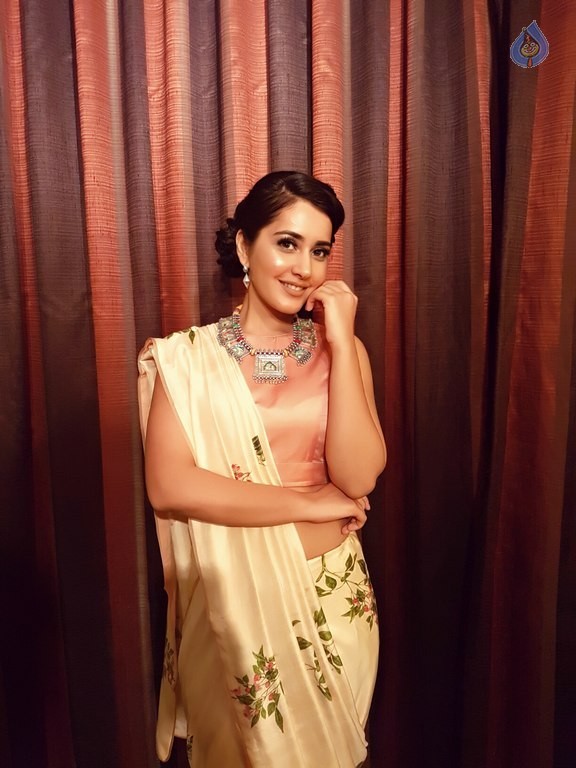 Raashi Khanna New Pics - 1 / 11 photos