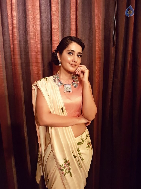 Raashi Khanna New Pics - 8 / 11 photos
