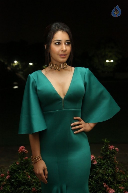 Raashi Khanna New Stills - 29 / 57 photos