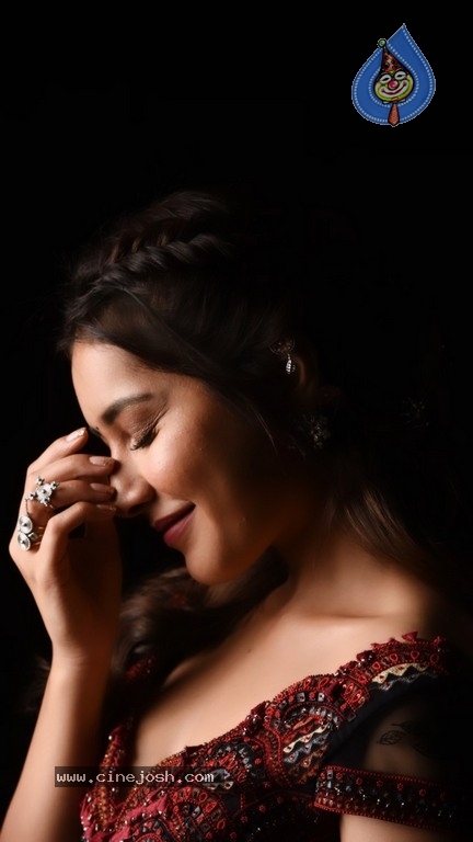 Raashi Khanna Photos - 5 / 10 photos