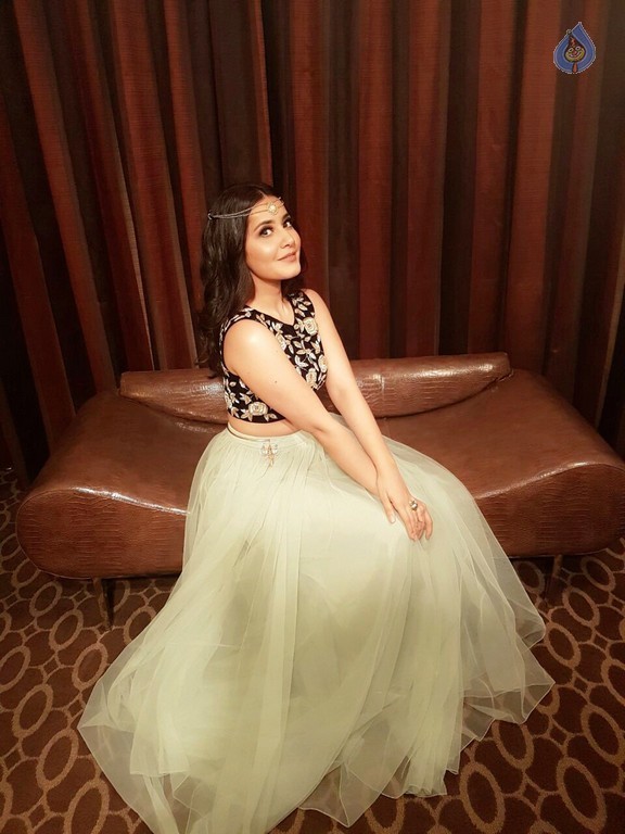 Raashi Khanna Pics - 6 / 10 photos