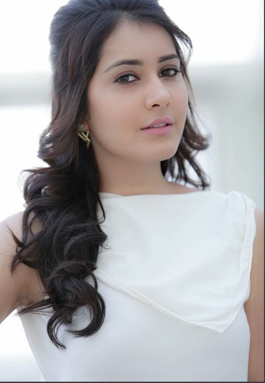 Raashi Khanna Pics - 1 / 6 photos