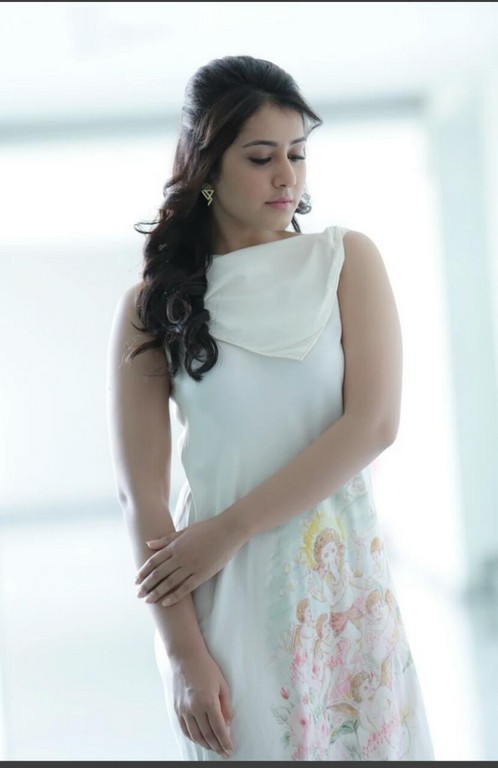 Raashi Khanna Pics - 6 / 6 photos