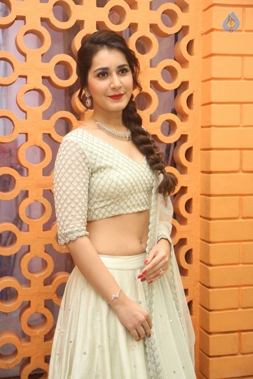 Raashi Khanna Pics - 2 / 29 photos