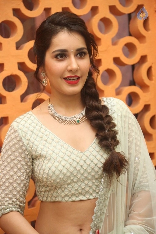 Raashi Khanna Pics - 4 / 29 photos