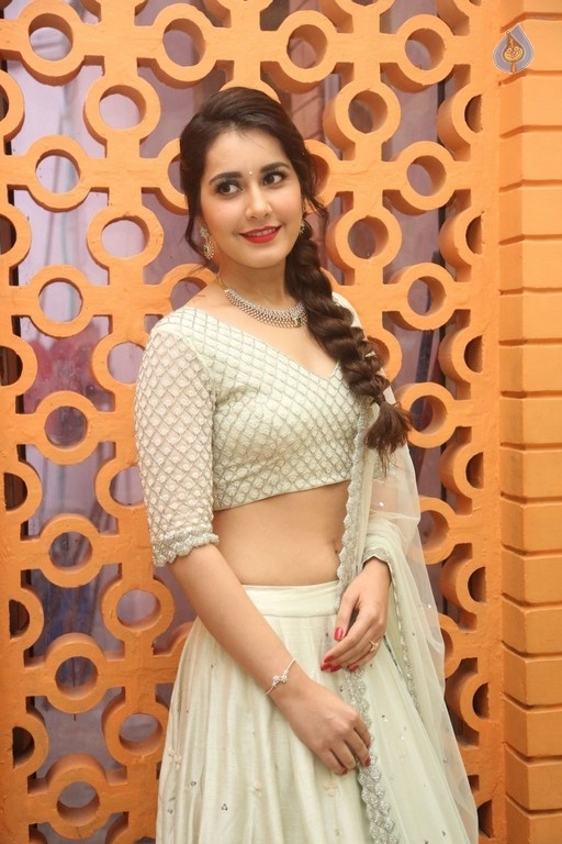 Raashi Khanna Pics - 24 / 29 photos