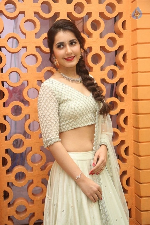 Raashi Khanna Pics - 25 / 29 photos