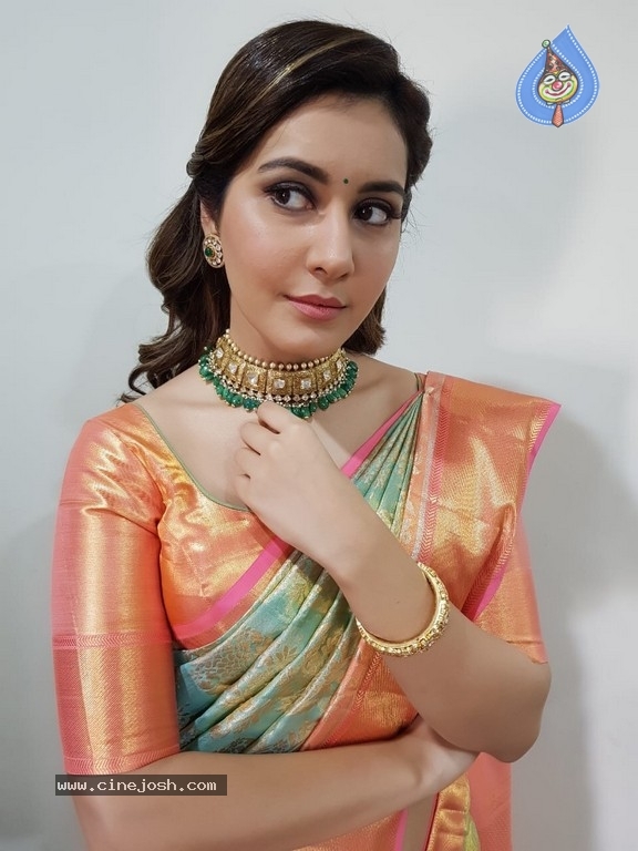 Raashi Khanna Pics - 4 / 9 photos