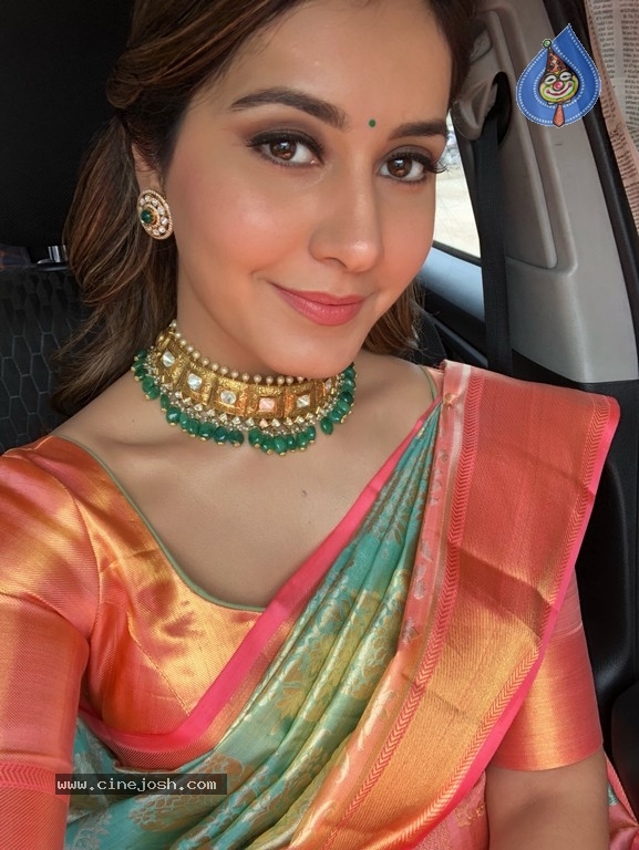 Raashi Khanna Pics - 6 / 9 photos