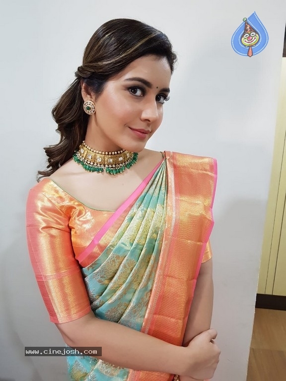 Raashi Khanna Pics - 7 / 9 photos