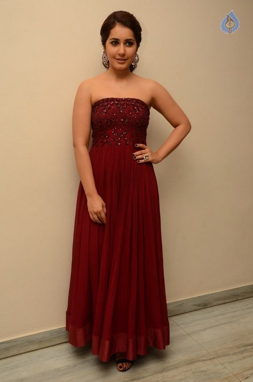 Raashi Khanna Pics - 2 / 40 photos