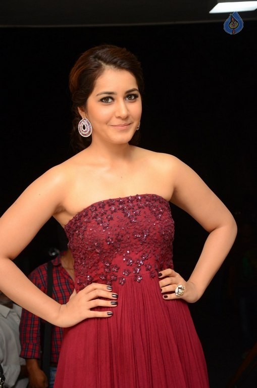 Raashi Khanna Pics - 4 / 40 photos