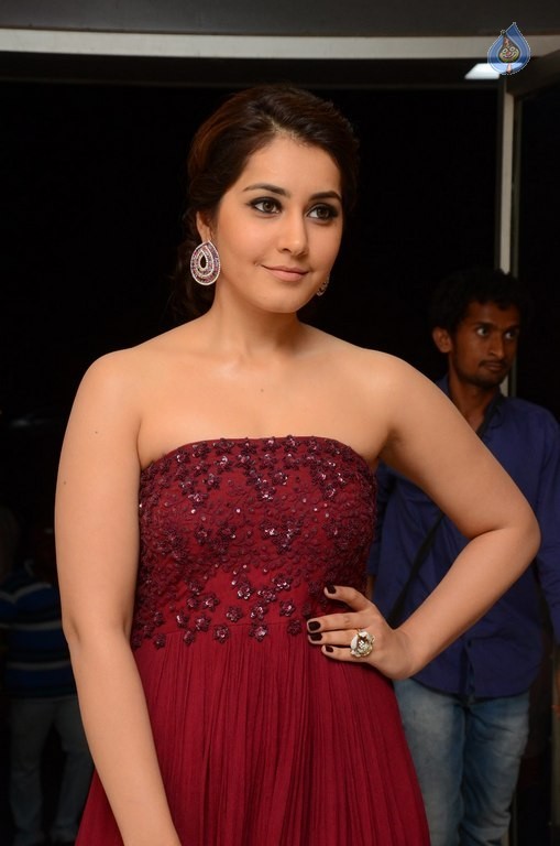 Raashi Khanna Pics - 14 / 40 photos