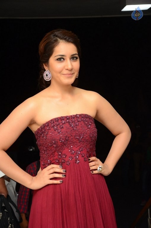 Raashi Khanna Pics - 16 / 40 photos