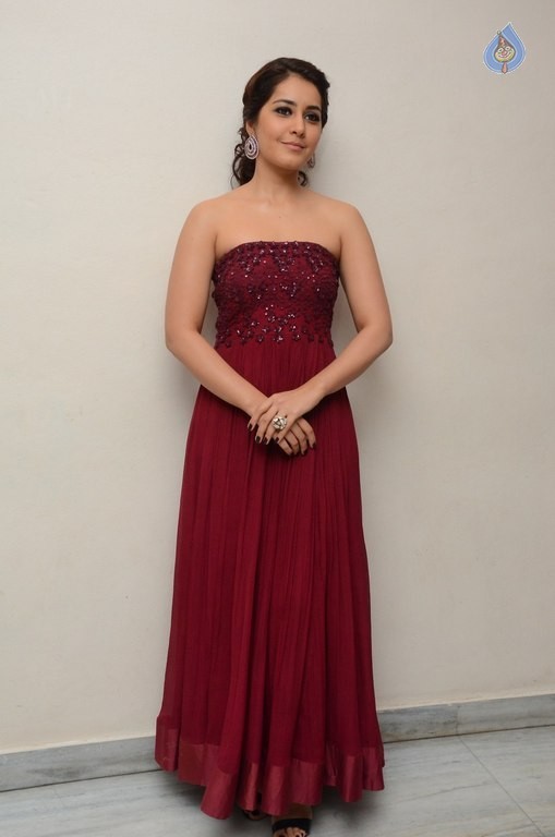 Raashi Khanna Pics - 17 / 40 photos