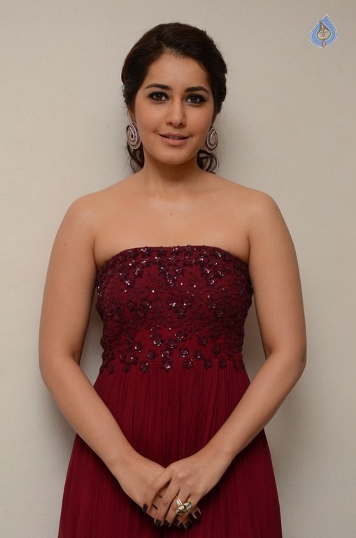 Raashi Khanna Pics - 21 / 40 photos