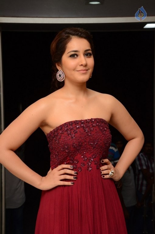 Raashi Khanna Pics - 22 / 40 photos