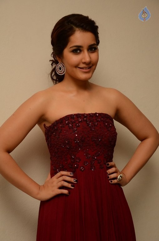 Raashi Khanna Pics - 23 / 40 photos