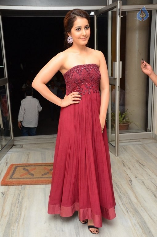 Raashi Khanna Pics - 24 / 40 photos