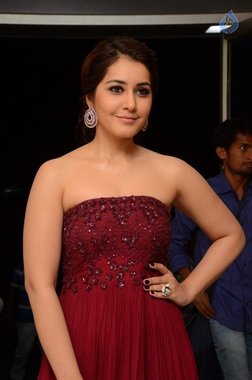 Raashi Khanna Pics - 26 / 40 photos