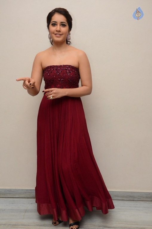 Raashi Khanna Pics - 38 / 40 photos