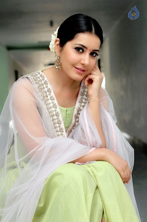 Raashi Khanna Pictures - 13 / 26 photos