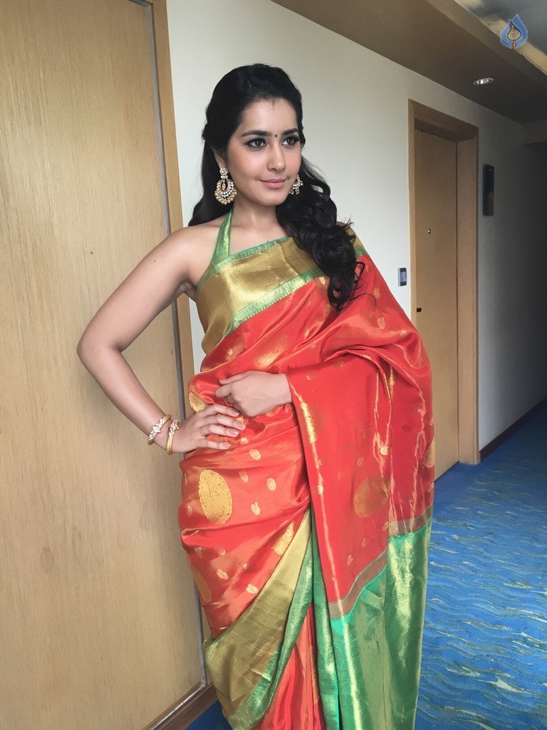 Raashi Khanna Stills - 4 / 7 photos