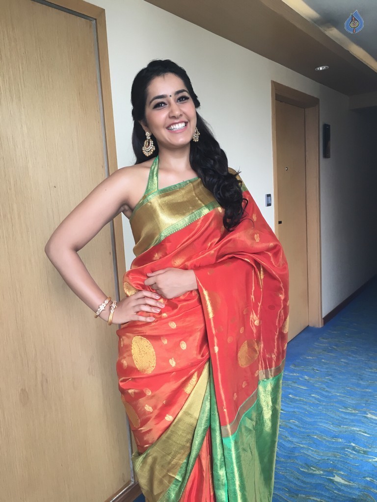 Raashi Khanna Stills - 6 / 7 photos