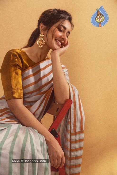 Raashi Khanna Stills - 7 / 10 photos