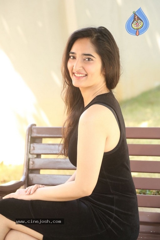 Radhika Mehrotra Stills - 4 / 21 photos