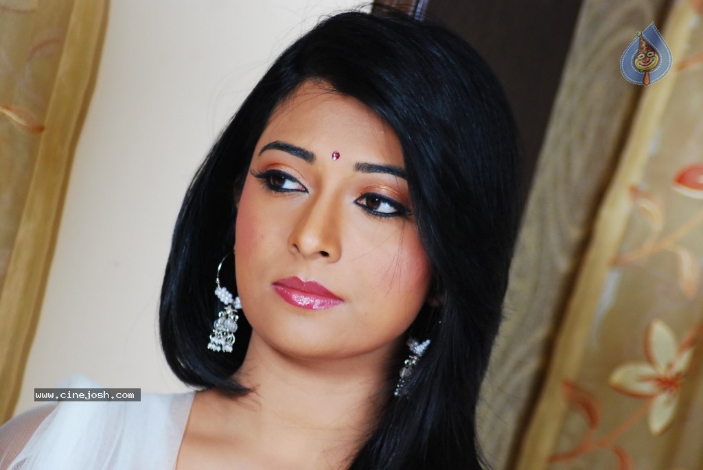 Radhika Pandit Hot Stills - 70 / 109 photos