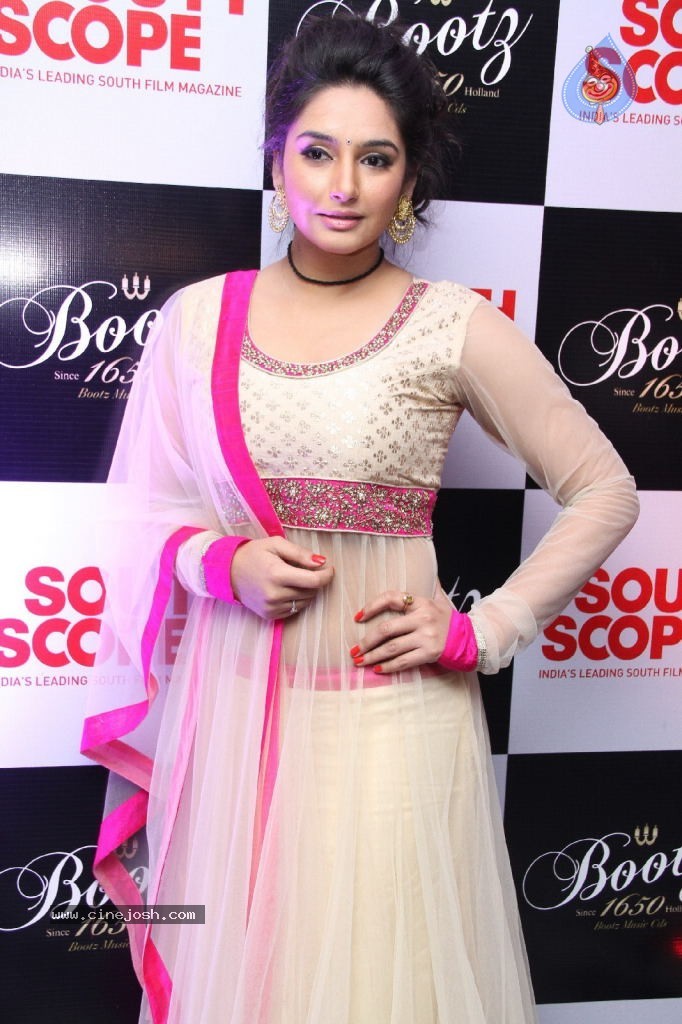 Ragini Dwivedi Hot Stills - 19 / 141 photos