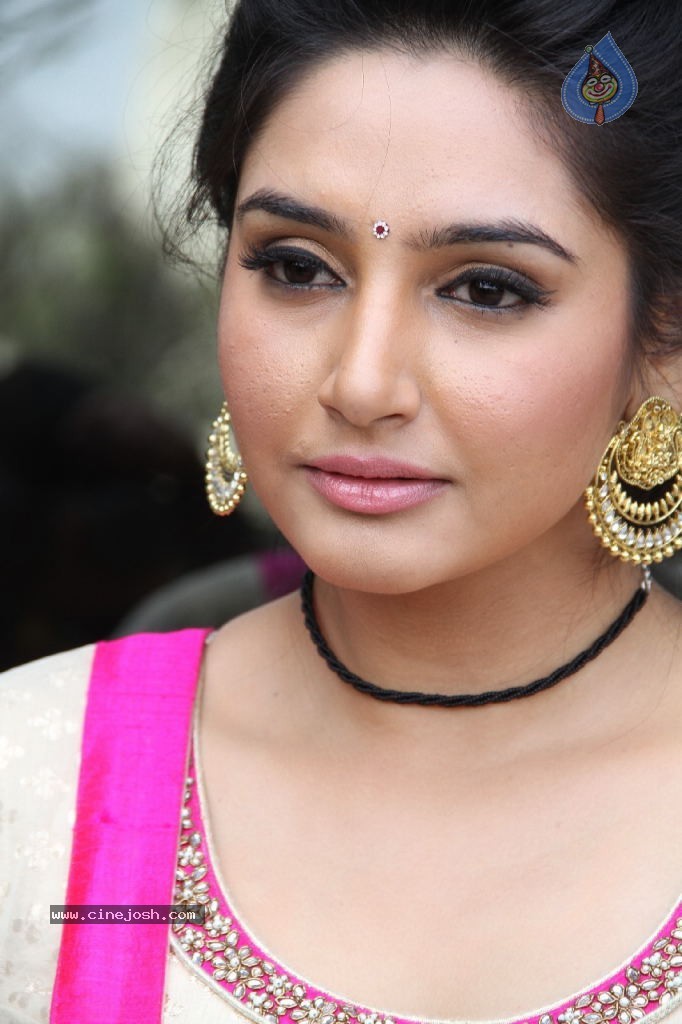 Ragini Dwivedi Hot Stills - 29 / 141 photos