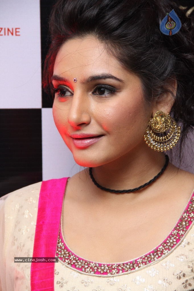 Ragini Dwivedi Hot Stills - 94 / 141 photos
