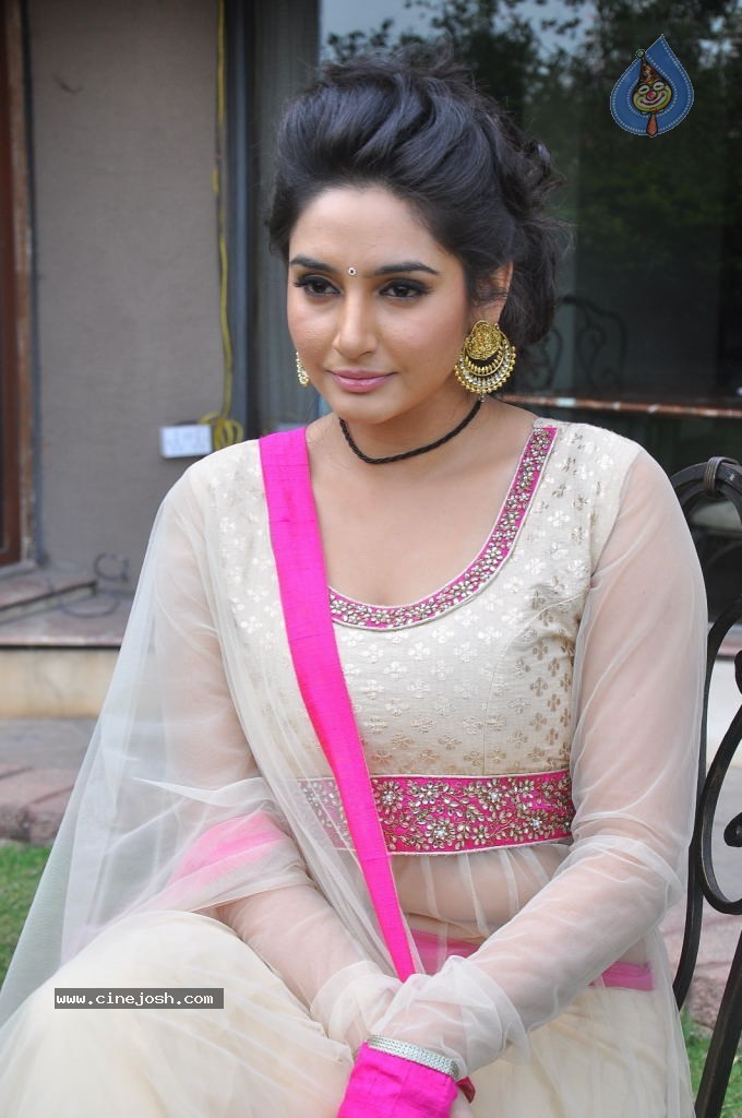 Ragini Dwivedi Hot Stills - 116 / 141 photos