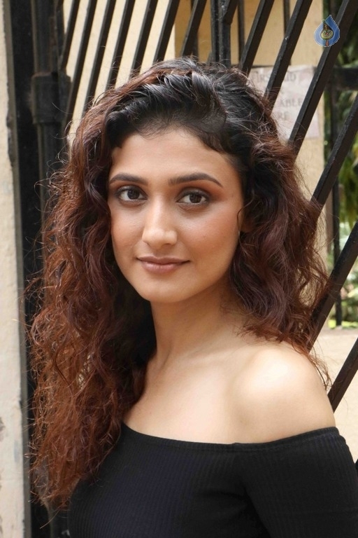 Ragini Khanna New Photos - 13 / 17 photos
