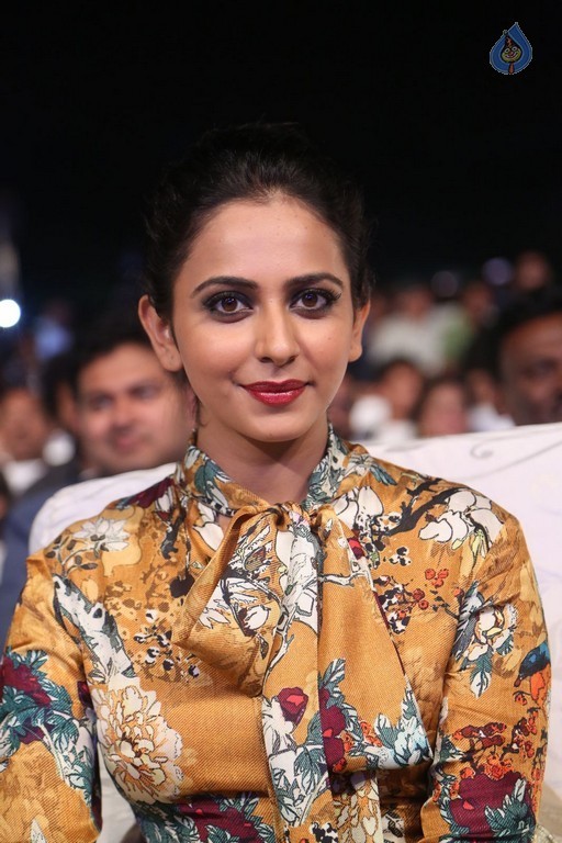 Rakul Preet at Dhruva Pre Release Function  - 17 / 38 photos
